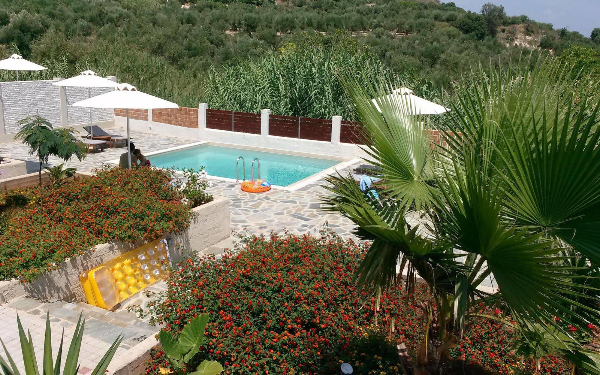 Cyan Icons Villas Tsivarás Extérieur photo